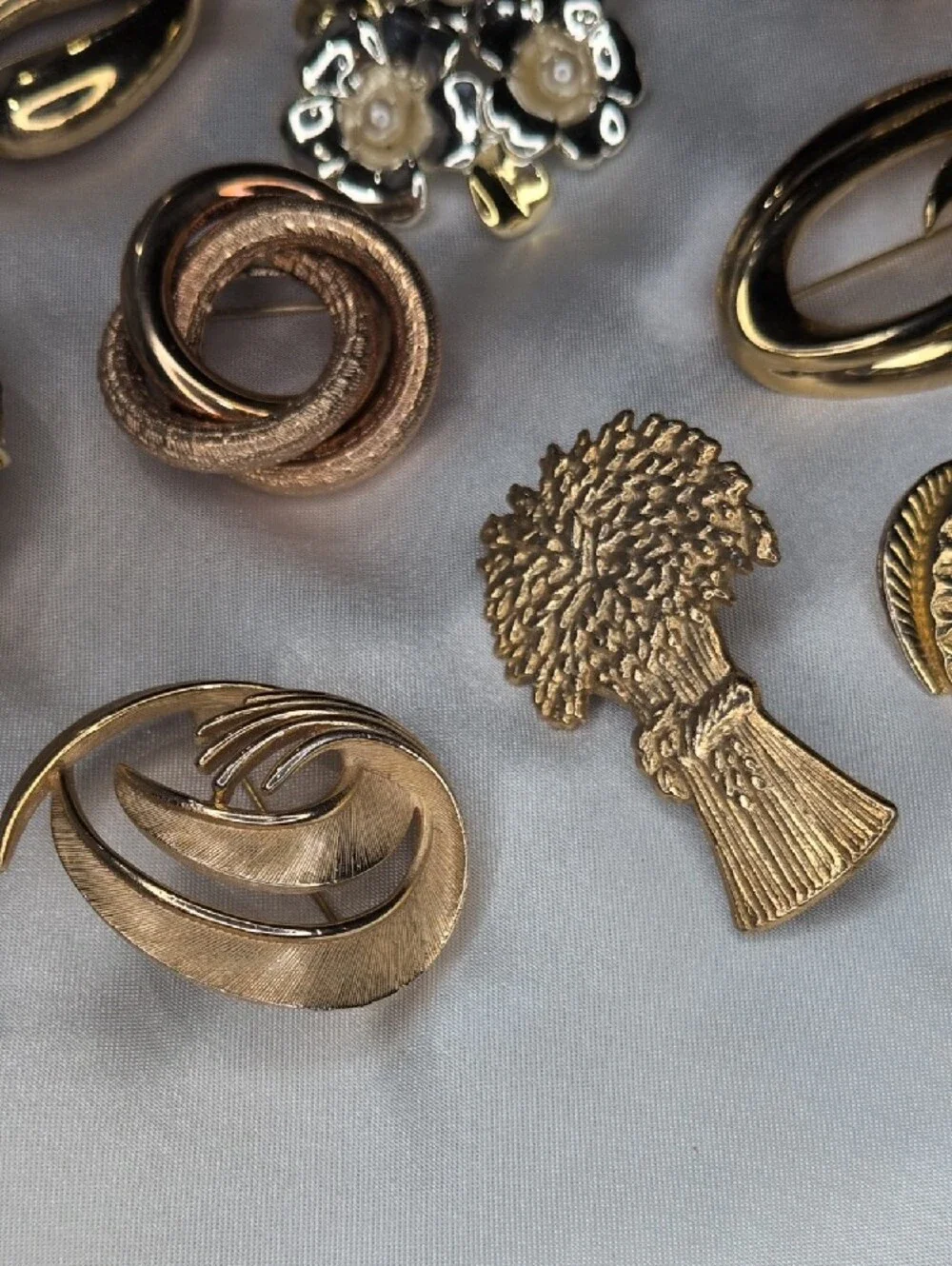 Huge Lot of 14 Vintage & Contemporary Brooches Signed Gerrys Bee Zebra Floral